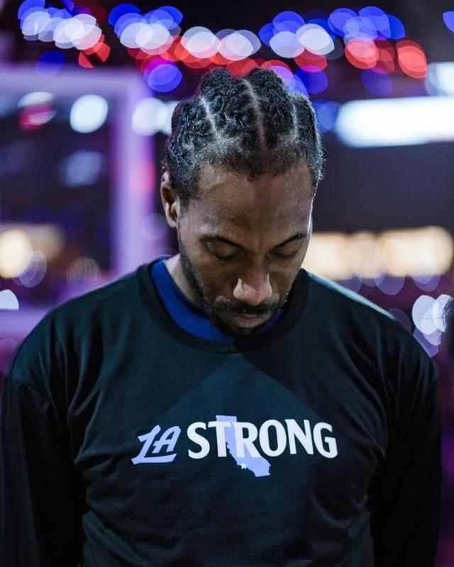 阿图什杯球员进球后跑上看台给母亲献花，后两黄变一红被罚下（阿图什杯球员破门后爬上看台向母亲献花，随即两黄变红遭罚下）