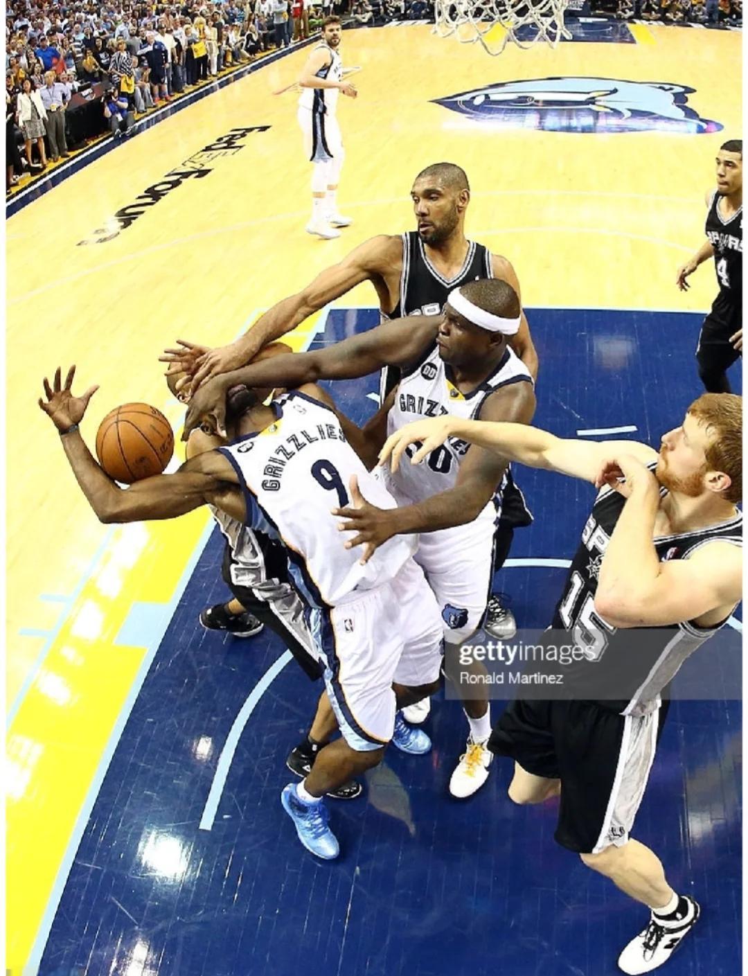 盘活球队进攻！康宁汉姆半场13分7助攻带队咬住比分（康宁汉姆半场13分7助攻激活火力，率队紧咬比分）