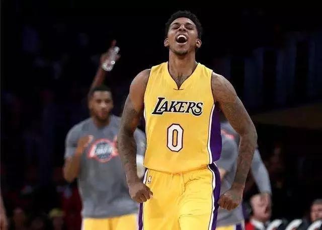 火三崩！浓眉13分＆独行侠单节净胜17分，建立17分领先（三节崩盘！浓眉13分难救主，独行侠单节轰+17建立17分优势）