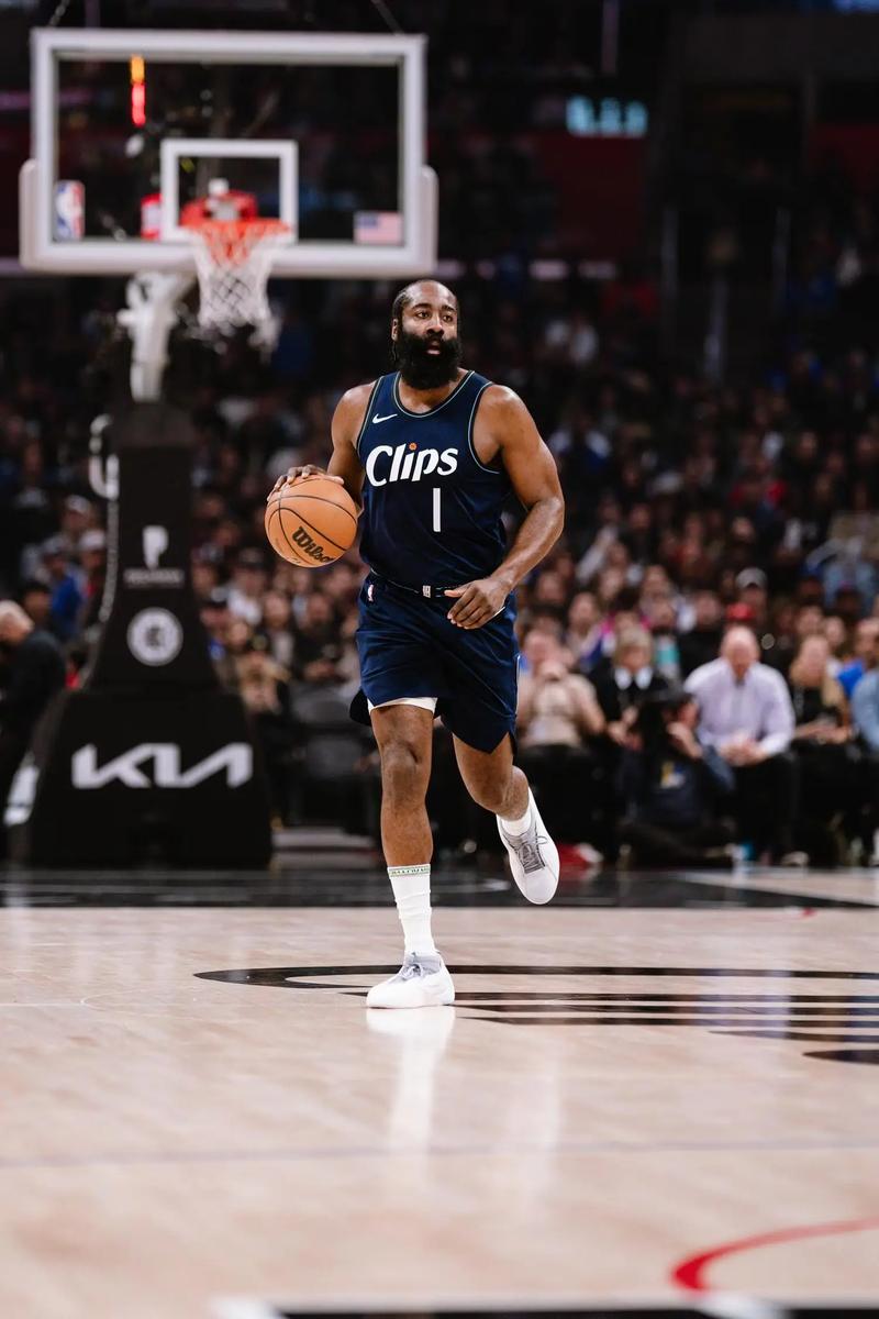 湖人惨败火箭！西部第四易主，杜兰特25+8，詹姆斯双里程碑（火箭大胜湖人，西部第四易位；杜兰特25+8，詹姆斯达成双纪录）