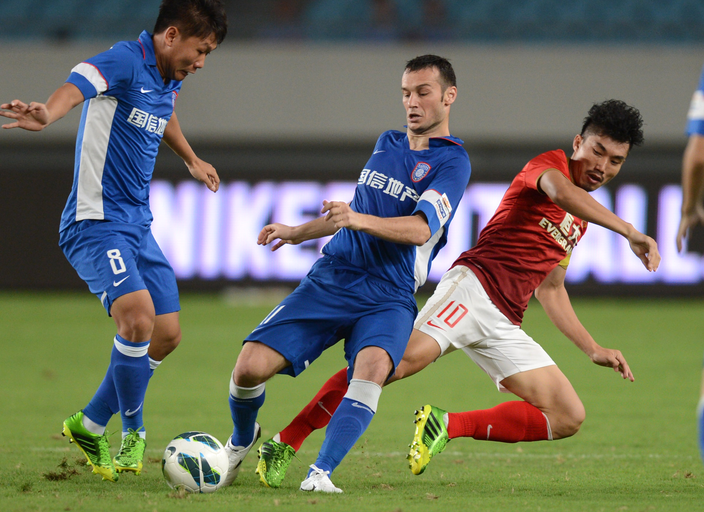 这是被传染了？洛夫顿罚球三不沾 看了一眼古德温还邪魅笑一下（洛夫顿罚球三不沾，瞟古德温后邪魅一笑：也被传染了？）