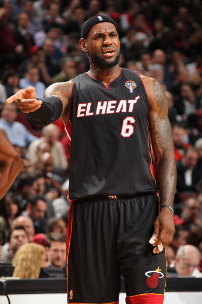 自己来！弗拉格依靠个人能力连续拿分 帮助球队苦苦支撑（弗拉格火力全开连得分，一己之力苦撑球队）