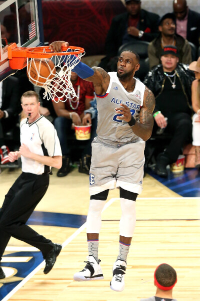 TA：因现代足球重视边路与攻防转换，菱形中场阵型已几乎绝迹（TA：现代足球偏重边路与攻防转换，菱形中场几乎消失）