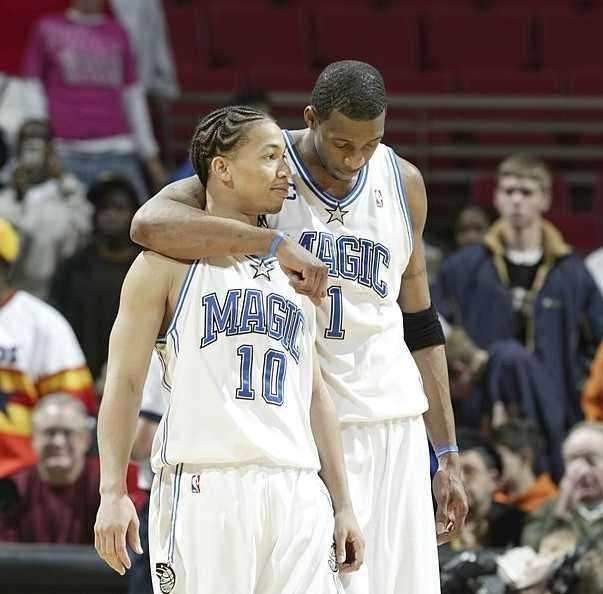 欧冠决赛用球谍照：包含白+深紫，灵感来自举办城市布达佩斯（欧冠决赛官方用球曝光：白与深紫配色，设计灵感取自布达佩斯）