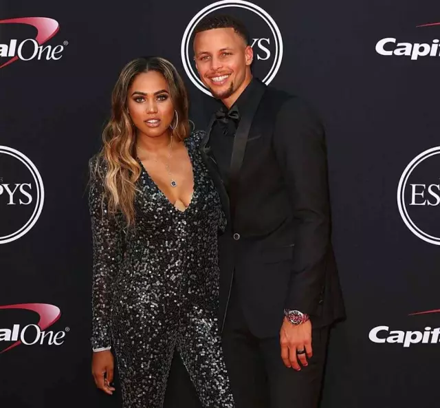 足球国足球员获赞：比赛态度专业（国足队员获赞：以专业态度投入比赛）