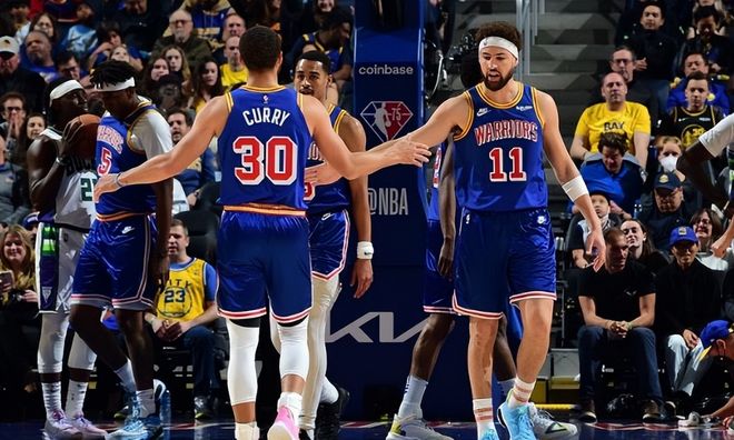 库里三分雨再现，对手毫无办法（库里再掀三分风暴，对手束手无策）