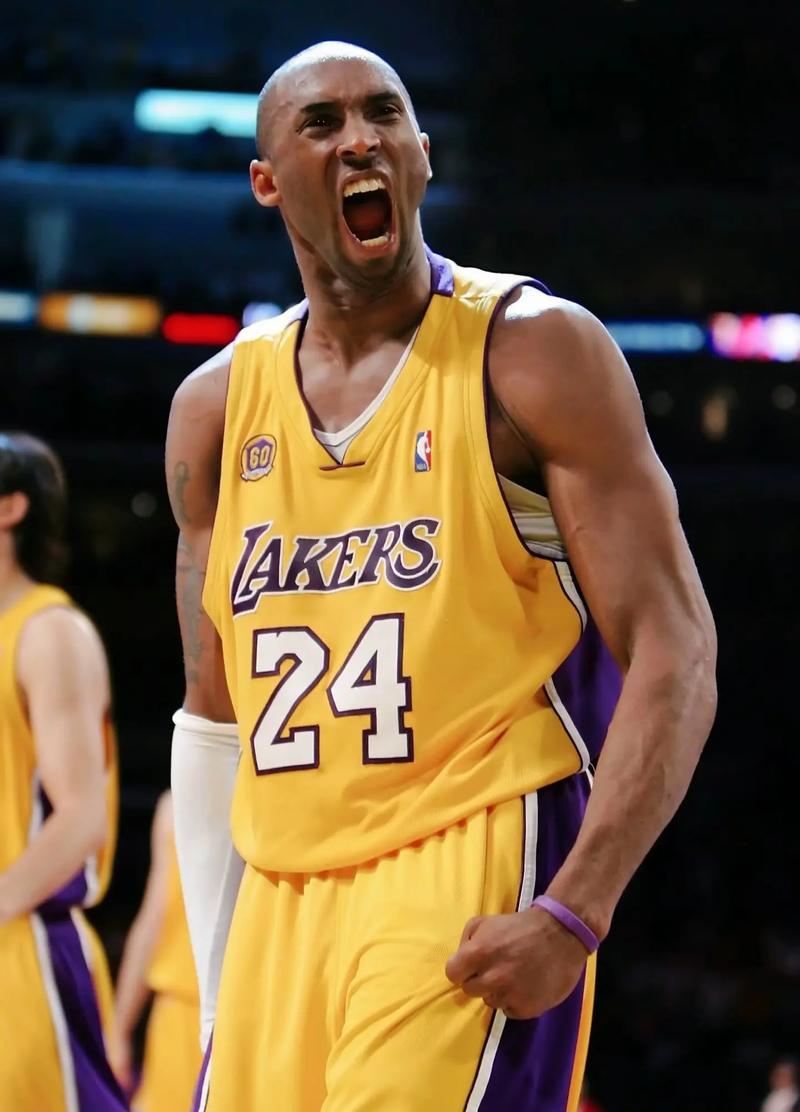 首圈，维斯塔潘起步良好抢到首位，皮亚斯特里挤进内线并过掉诺里斯上至第2，诺里斯第3。（首圈：维斯塔潘强势领跑，皮亚斯特里内线超车升至第二，诺里斯第三）