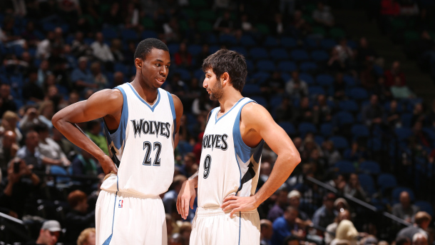 NBA菜鸟观察站：最佳争夺渐成三足鼎立之势，小角色主宰大舞台（NBA新秀观察：年度最佳新秀之争呈三强并立，小角色抢尽风头）