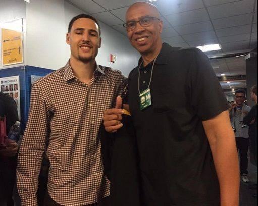 我懂用户晒视频：兰克尔趁队友客场比赛，去俱乐部偷队友的鞋（队友客场作战之际，兰克尔溜进俱乐部偷走队友球鞋）