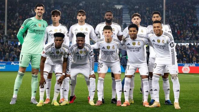 湖人官方社交媒体账号在比赛即将开始之际，发布了赛前入场照，引发球迷的关注和期待。（湖人官微晒赛前入场照，比赛临近引发球迷期待）