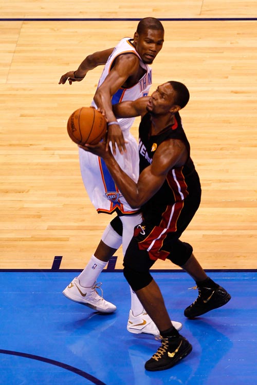 足球世界杯吉祥物亮相，造型引网友热评（世界杯吉祥物发布，外观引发网友热议）