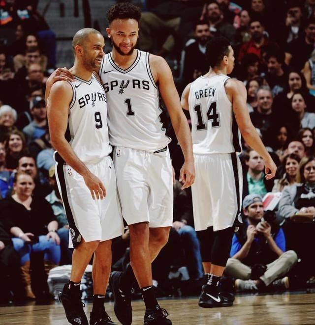 天下无敌！约基奇底角三分穿心入网 随后虚晃抛投一打二打进（无人可挡！约基奇底角三分精准入网 接着虚晃抛投一挑二再取分）