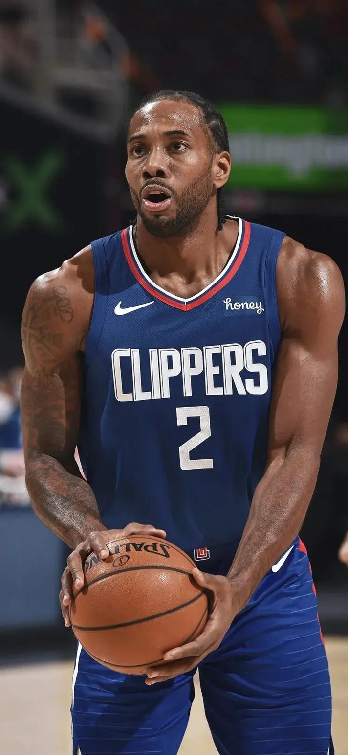 有传闻称雷吉隆未与前女友分手时就与现女友交往，被后者否认（网传雷吉隆与现任交往时尚未与前任分手，现女友辟谣）