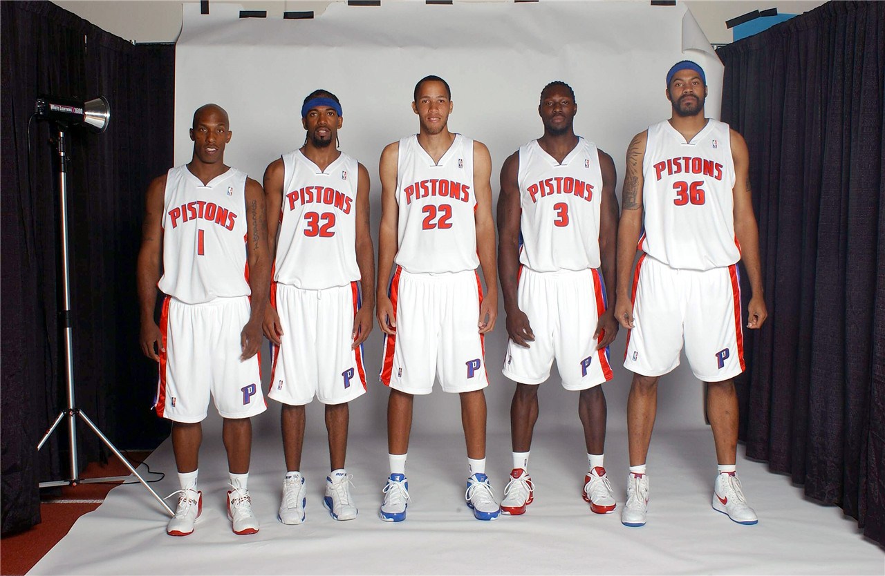 师徒重聚，阿隆索与维尔茨赛后拥抱致意，后者赠出比赛球衣（赛后再续师徒情：阿隆索与维尔茨相拥致意，维尔茨赠出比赛球衣）